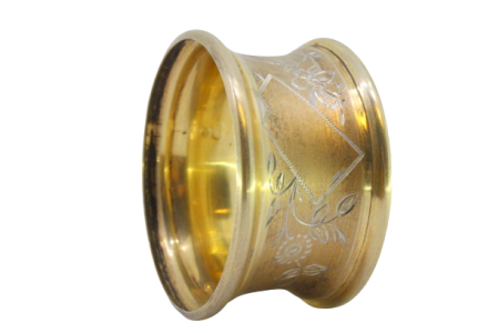 Argola de guardanapo em prata dourada com motivos florais gravados envolvendo cartela para monograma.